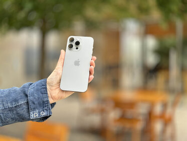 iPhone 15 Pro Max in de hand