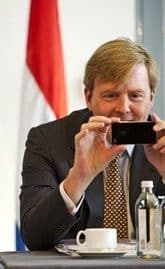 Koning Willem-Alexander ondertekent wetten op iPad