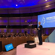 Tim Cook uit scherpe kritiek op dataverzamelaars tijdens Europese speech