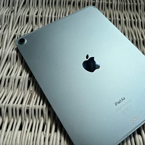 iPad Air 2024 review: achterkant in blauw