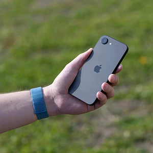 iPhone 16e buiten in hand
