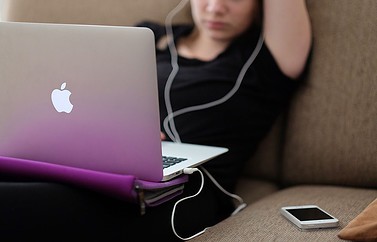 Meisje met MacBook en iPhone