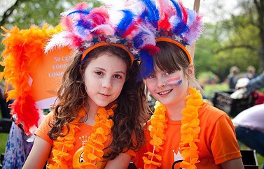 Kinderen tijdens Koningsdag, foto via Shutterstock (shutterstock_190044260).