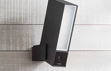 Netatmo Presence-camera aan de muur.