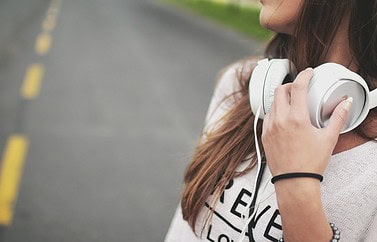Meisje met muziek en headset