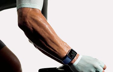 Apple Watch Series 2 gedragen door een fietser