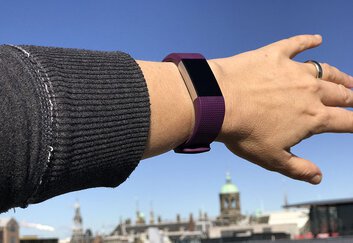 Fitbit Charge 2 om de pols