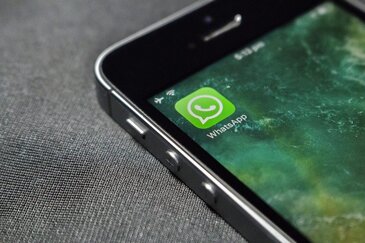 WhatsApp met het appicoon op een iPhone.