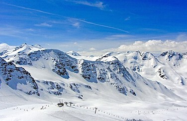 Wintersport met bergen en sneeuw.