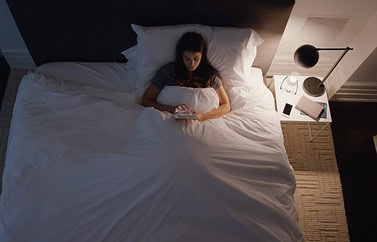 Woning-app video in bed.