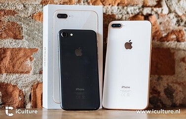 iPhone 8 review: toestellen en doosje tegen een muur