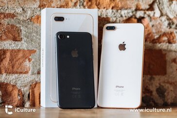 iPhone 8 review: toestellen en doosje tegen een muur