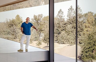 Jony Ive bij het raam in Apple Park.