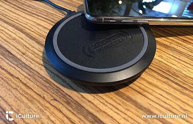 Xtorm Wireless Fast Charging Pad met iPhone X.