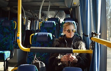 Openbaar vervoer-apps: meisje in de bus