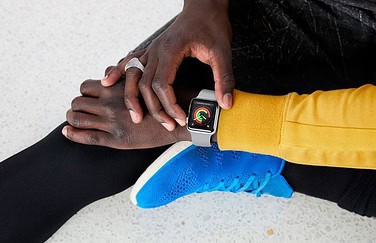 Apple Watch promo met activiteitenringen en workout