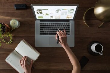 Macbook gebruiker met boekje