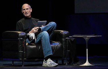 Steve Jobs lezend