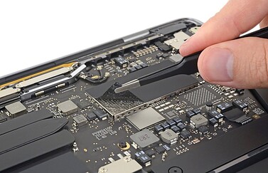 13-inch MacBook Pro 2019 teardown van iFixit met SSD.