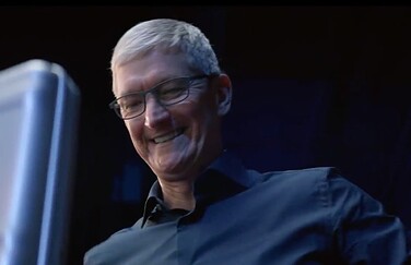 Tim Cook blij met doos.