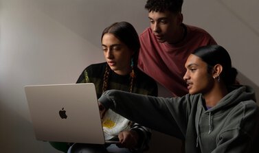 Groep mensen met 15-inch MacBook Air