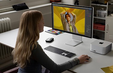 Vrouw werkt met een Mac Studio