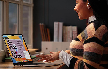 Vrouw met 15-inch MacBook Air