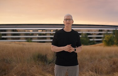 Tim Cook op Apple Park bij zonsondergang