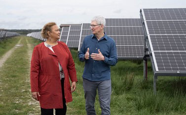 Tim Cook en Lisa Jackson bij zonnecellen in Denemarken