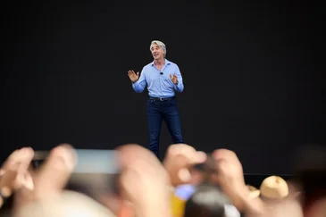 Craig Federighi op het podium van WWDC 2024