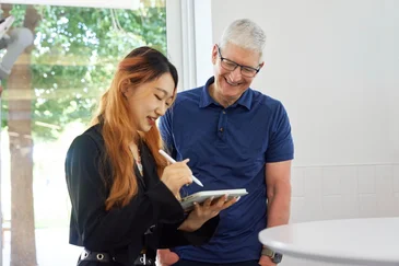 Tim Cook met student op WWDC 2024