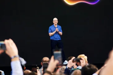 Tim Cook op het podium van WWDC 2024