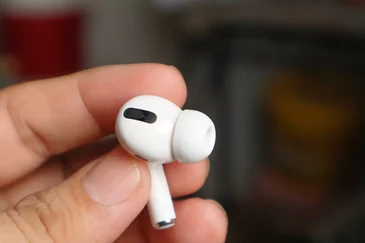 AirPods Pro in de hand