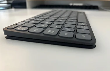 Review Logitech Keys-To-Go 2: vanaf de zijkant