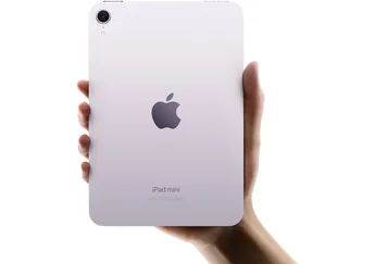 iPad mini paars in de hand
