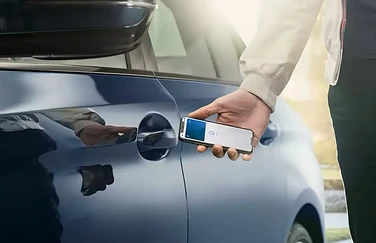 Apple CarKey met blauwe auto
