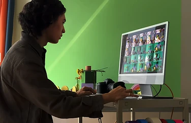 Man met iMac 2024