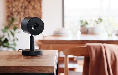 Netatmo Binnencamera Advance in zwart op tafel