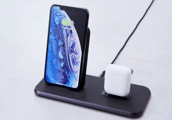 ZENS Stand+Dock oplader voor AirPods en iPhone.