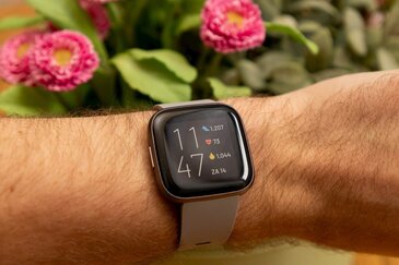 Fitbit Versa 2 om pols beginscherm