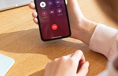 Telefoongesprek in de wacht zetten