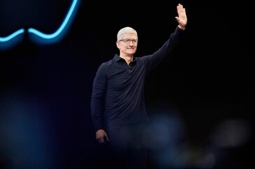 Tim Cook zwaaien op podium.