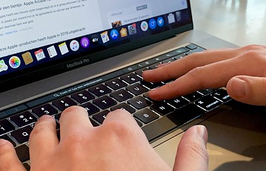 MacBook Pro 16-inch toetsenbord handen