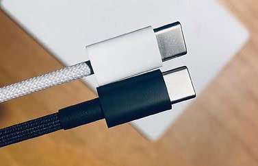 Geweven Lightning-naar-usb-c-kabel in wit en zwart.