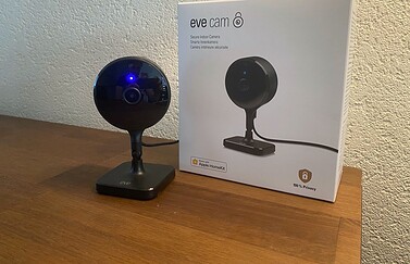 Eve Cam review met doos.