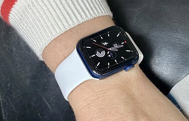 Apple Watch Series 6 met wit bandje