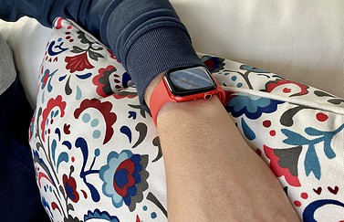 Apple Watch Series 6 in rood tijdens het dragen