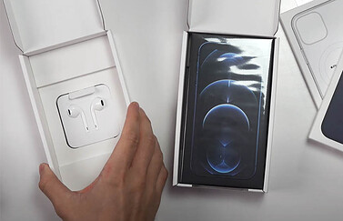 iPhone 12 met EarPods in Frankrijk