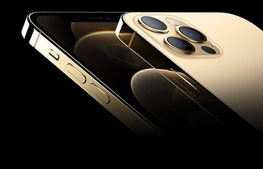 iPhone 12 Pro Max in goud.
