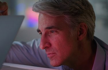 Craig Federighi met MacBook